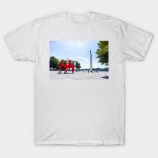 Figures and torchbearer column at Maschsee, Hanover, Lower Saxony, Germany, Europe T-Shirt